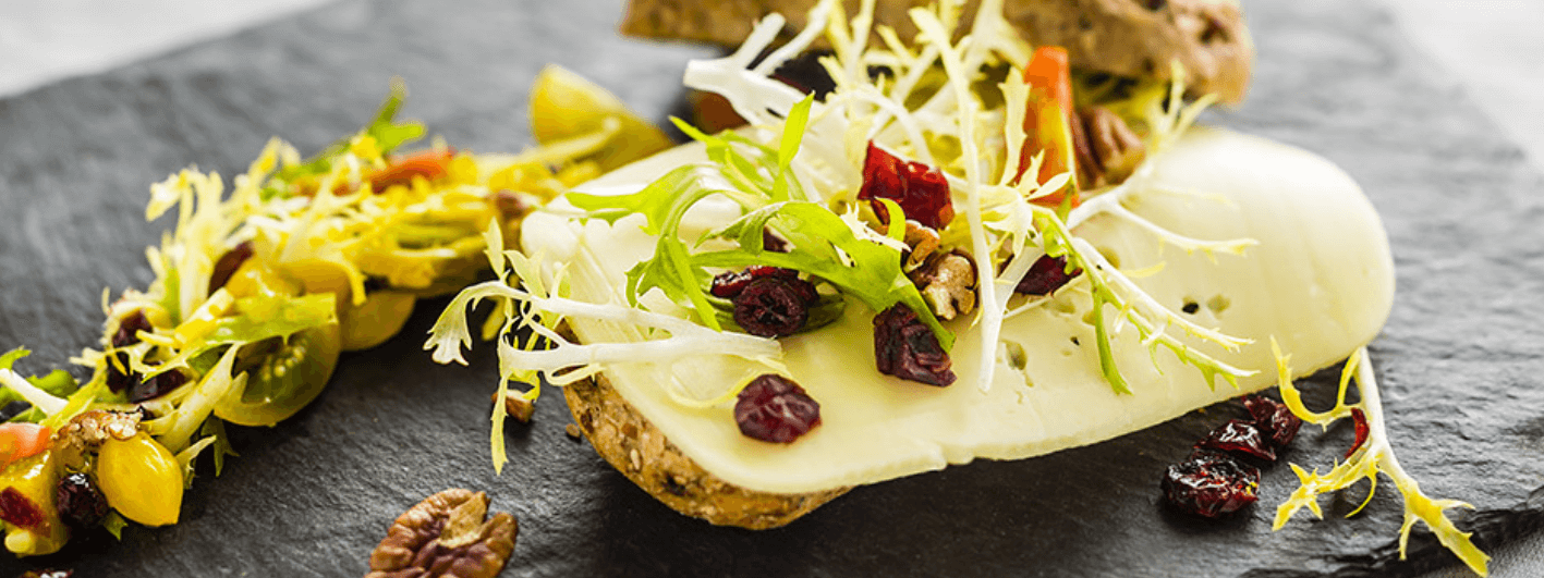 Bourgondische boterham met Maredsous® Sensation, pickels, kerstomaat en krulsalade