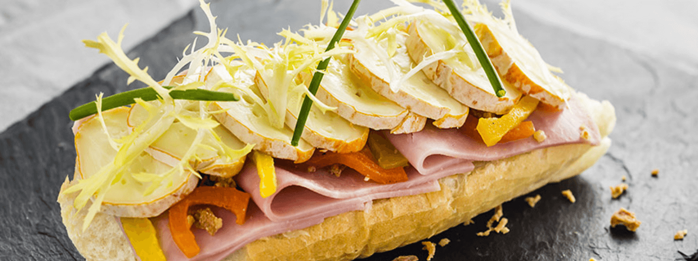 Tartine gourmande au Maredsous® Fagotin, jambon Breydel, poivrons et confiture d'oignons