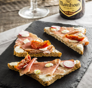 Tartine de pain gris au jambon de la Forêt-Noire et au Maredsous® Double Crème