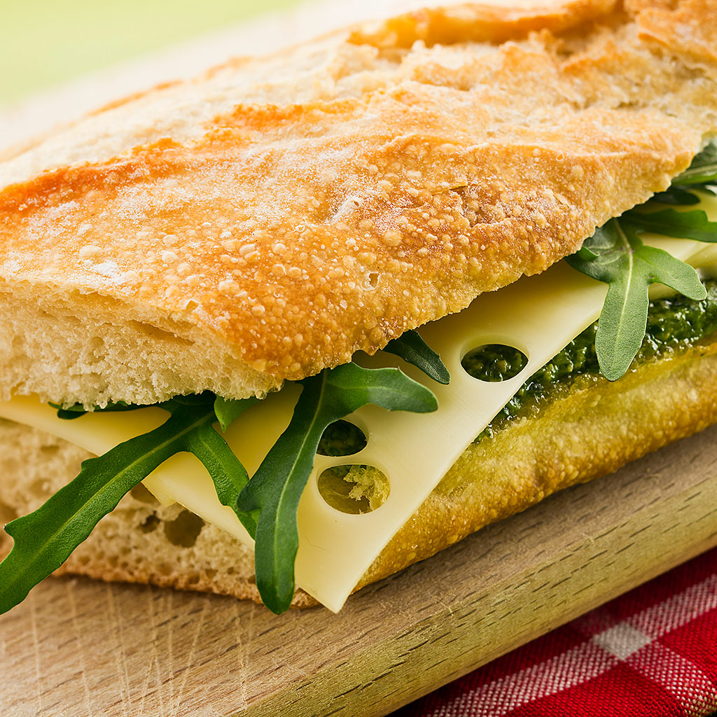 De garden sandwich met pesto, rucola en Maredsous® Sensation