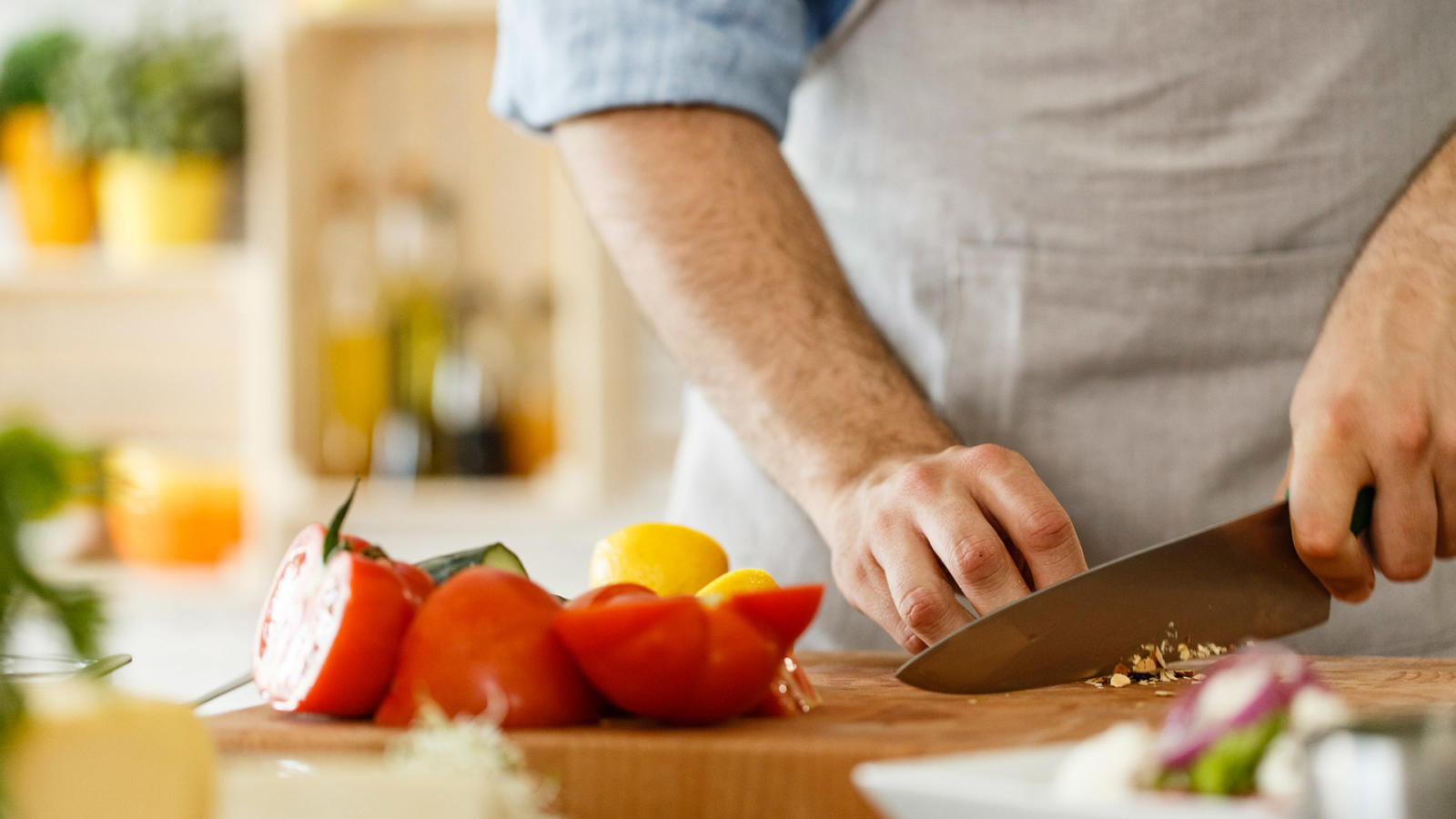 Comme un commis de cuisine : 7 astuces découpe et épluchage