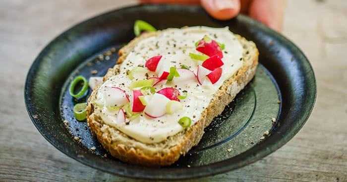 Snelle lunch met Maredsous®  met plattekaas en radijsjes 